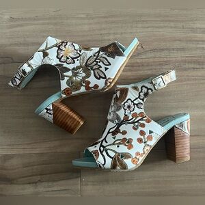 New- L’Artiste spring step Tapestry Bootie peep toes heels shoes 38-7.5